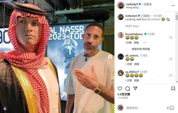 Ferdinand đã đến thăm nhân vật sáp của Ronaldo ở Hồng Kông, Trung Quốc và đăng một bức ảnh lên phươn
